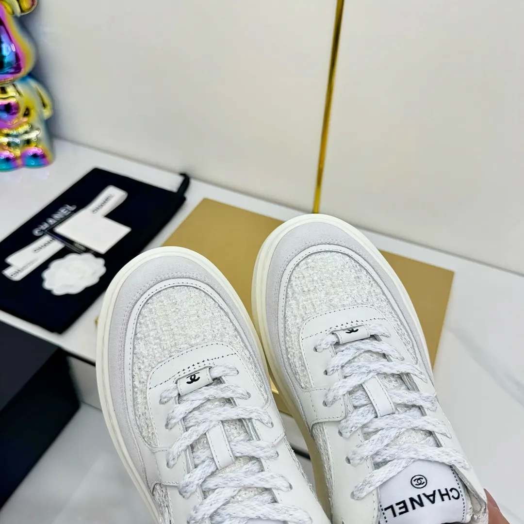 👟👟Ex-factory price 600👟👟 Upgraded version, upgraded version, upgraded version! No rebuttal accepted! ! ! ! Chanel Chanel panda shoes! 2025 counter's top casual sports shoes. This classic design; the upper is electro-embroidered with a variety of techniques; the outsole is fashionable and sporty; the unusual inclusion of a variety of color matching elements... The diversified mix and match is very good-looking and versatile, and can be used for leisure, fashion, sports, and outdoor... ꫛꫀꪝ Go➫ Materials: ❶Upper made of: original imported first-layer silk cowhide + original waterproof cloth + original first-layer cowhide ❷Inner lining: Original Yangli+Net ❸Outsole based on: Original TPU combination outsole Counter boutique packaging complete set for women 35–41 👉 👉 👉 👉 👉
